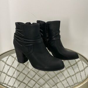 Madden Girl Size 7 Black Boots